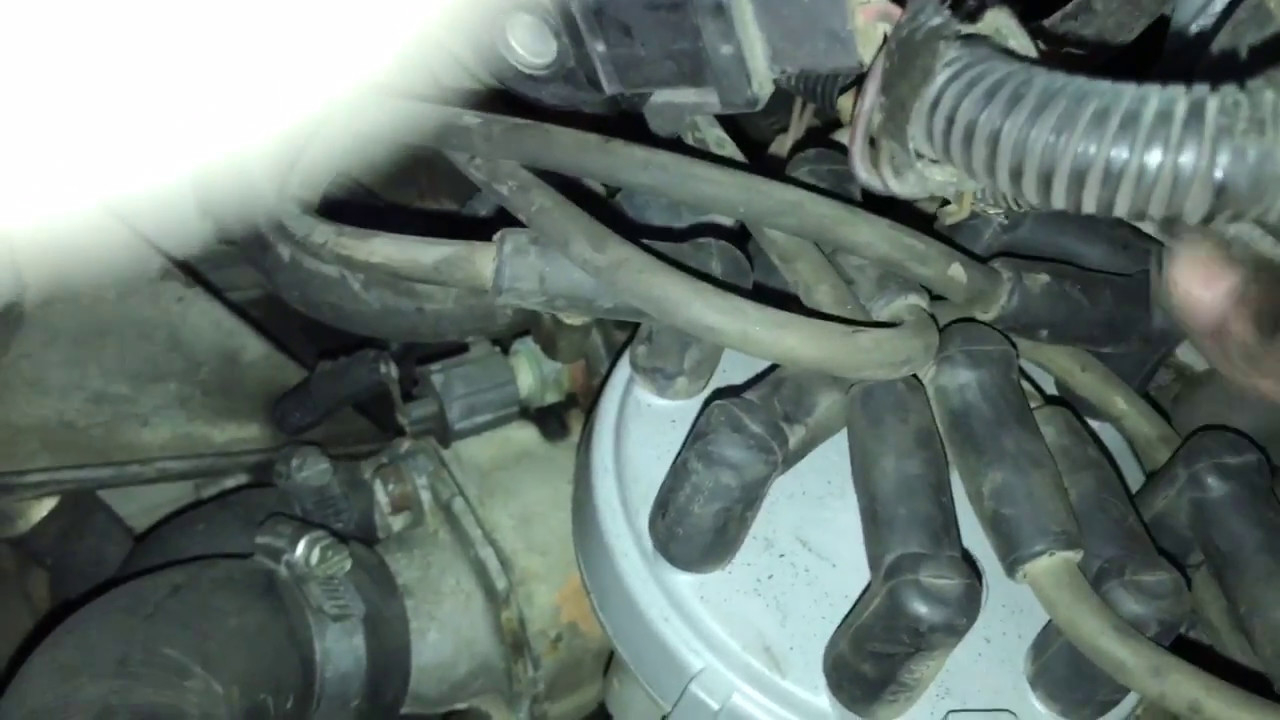 Changing Distributor Cap And Rotor On A 1996 Ford F-150 5.0L V8