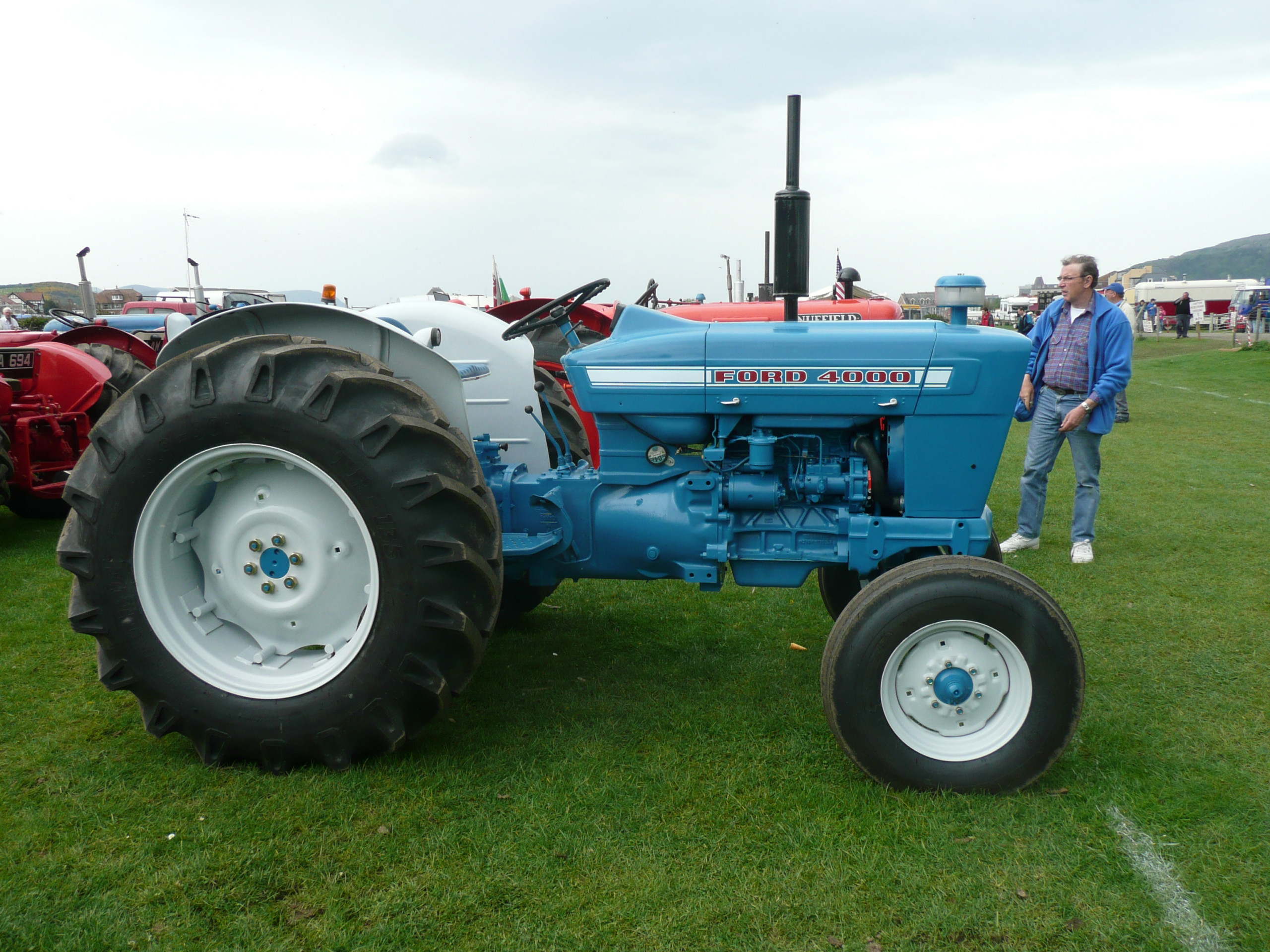 File:ford 4000 Tractor - Flickr - Terry Wha (2)